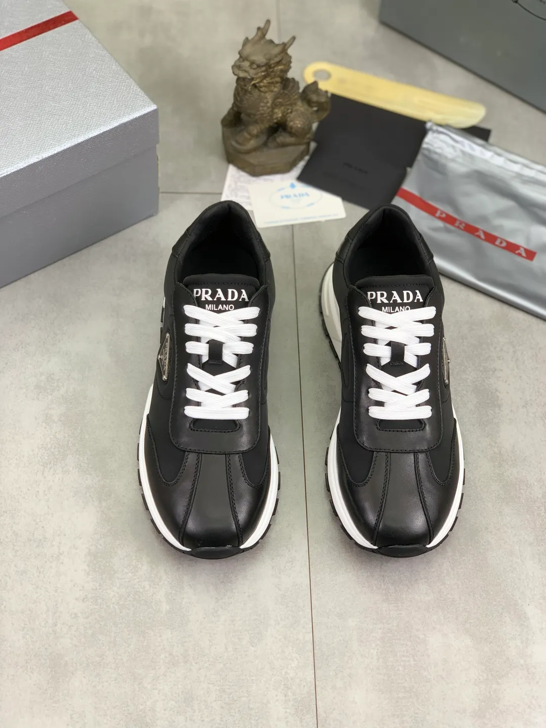 Men's men's shoes 💰P560💰[New model] The top version is available on the official website, 🆘 The trendy brand (Prada) mainly promotes the popular style, avant-garde and versatile fashionable men's shoes, private version mold opening, cowhide surface splicing 1:1 replica... Fashion is simple, original imported cowhide and lining cowhide feet; the atmosphere and personality are more fashionable, eye-catching and pursuing class. It will subvert the old idea and be a must-have for fashion trendsetters with you! Must keep for yourself ! Tall and comfortable, large and low, high-end quality workmanship. The new high-end outsole on the official website. Size: 38-45. Available in black and white.